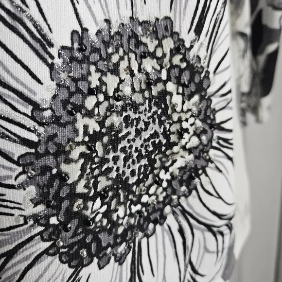 Beautiful Alfred Dunner Monochrome Floral Long Sleeve Top Sz 2X - Picture 9 of 10